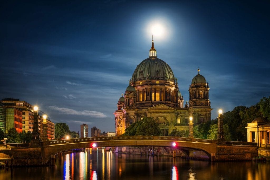 Berliner Dom bei Nacht im Mondschein