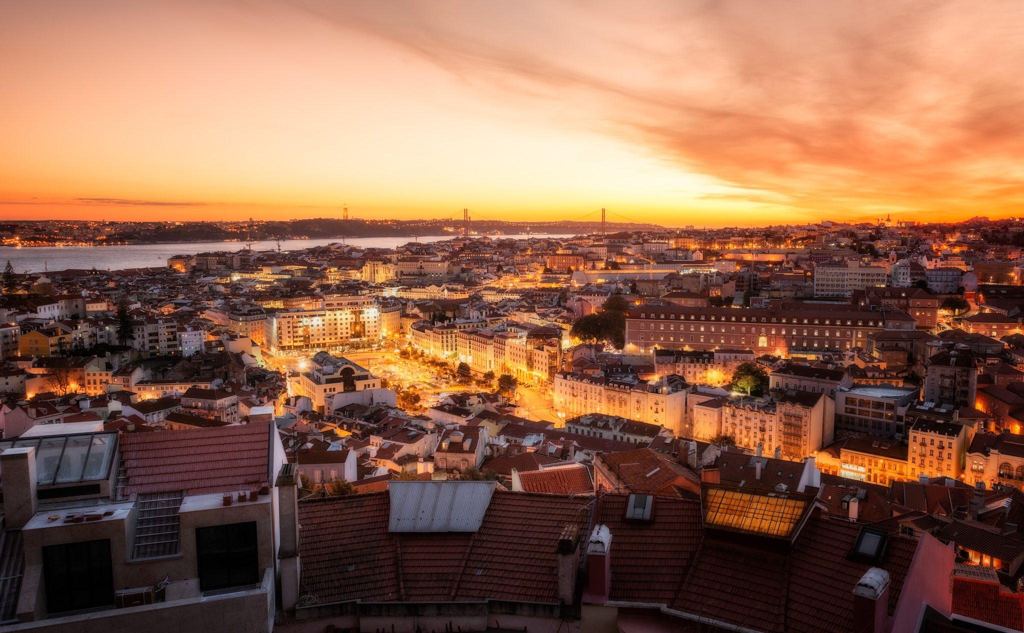 Blick auf Lissabon mit Sonnenuntergang bis nach Avenidas Novas; Portugal.