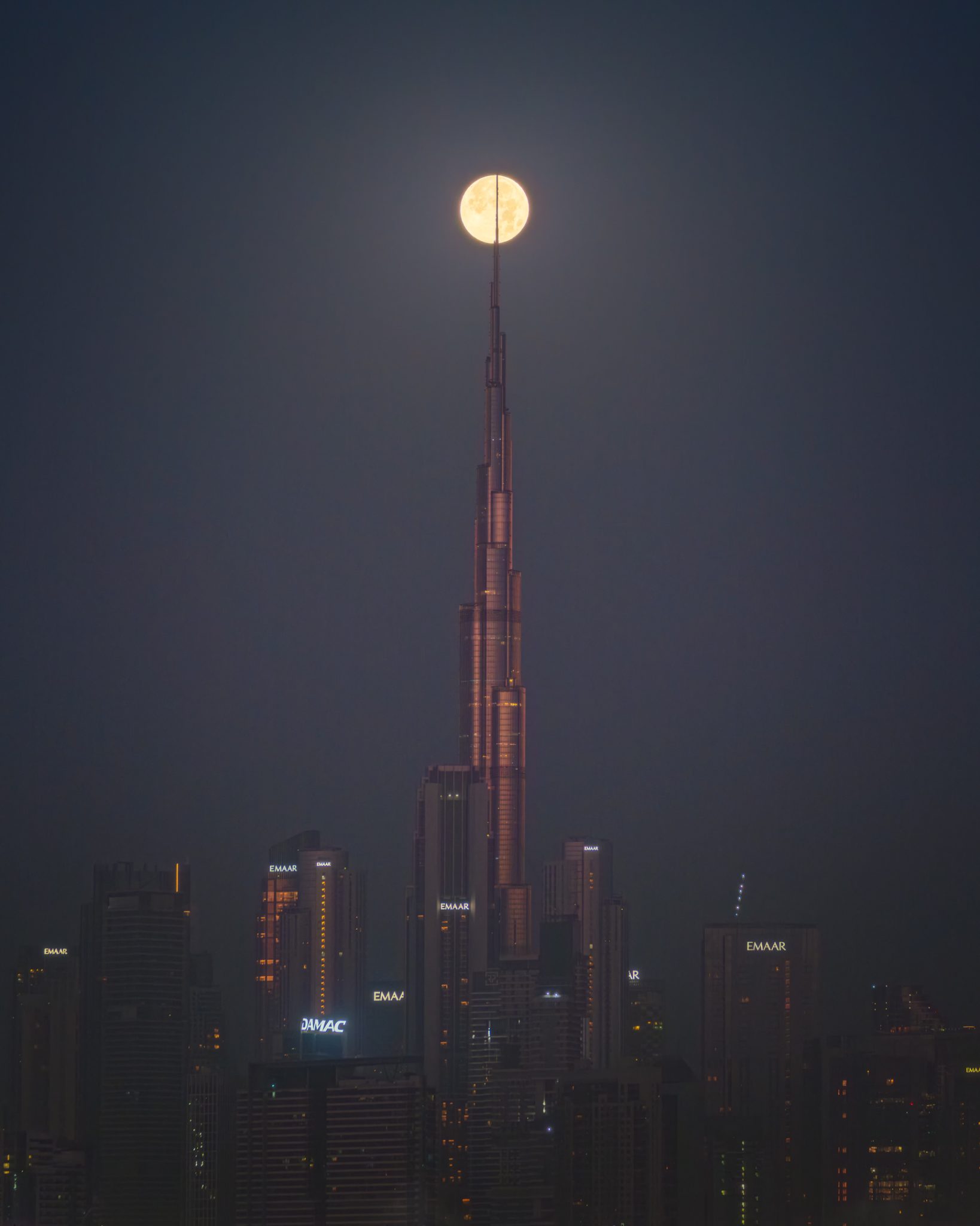 Lua cheia alinhada com a torre do Burj Khalifa ao nascer do sol no Dubai, em 2026