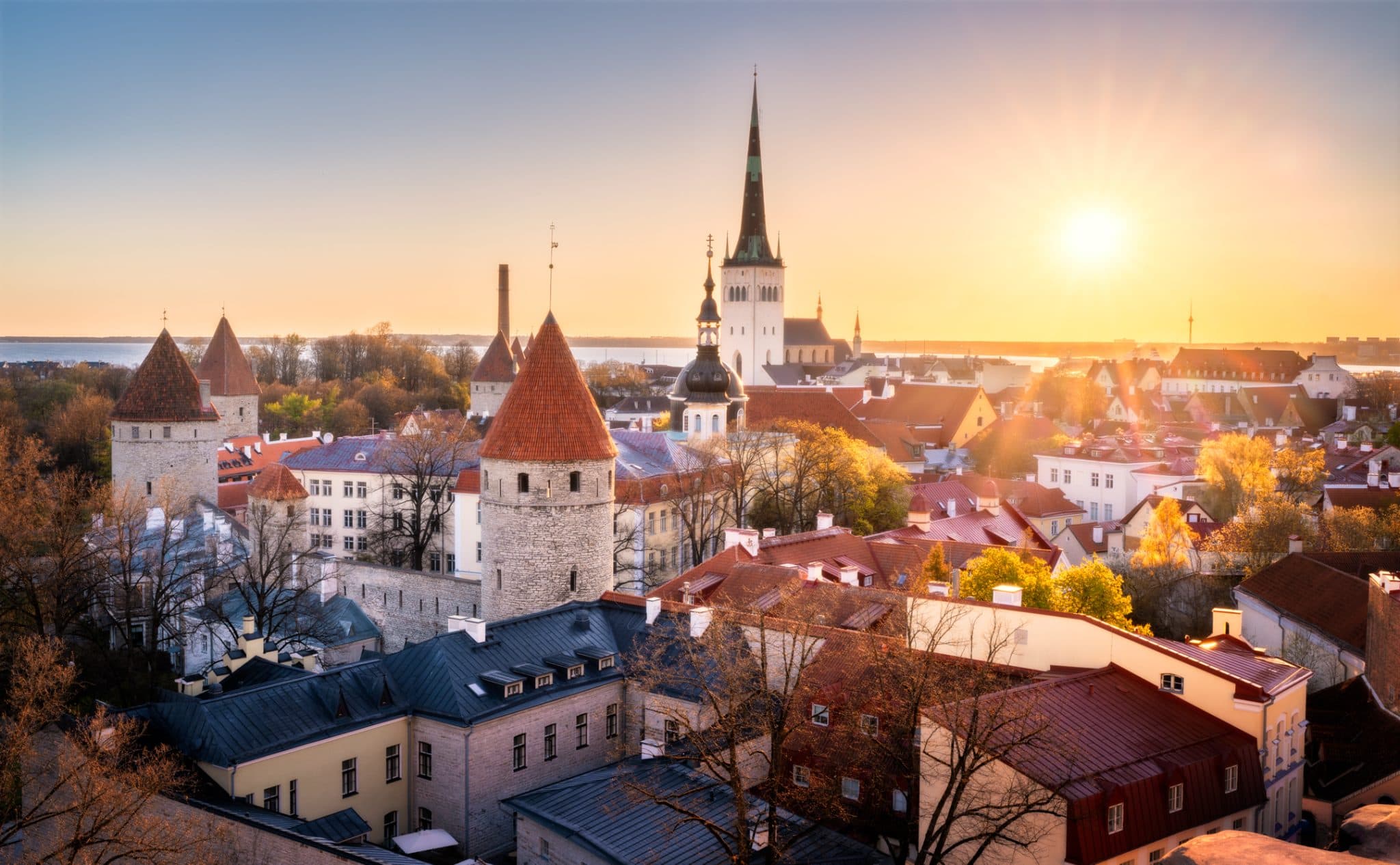 Tallinns medeltida silhuett vid soluppgången, sedd från Toompea-kullen, Estland